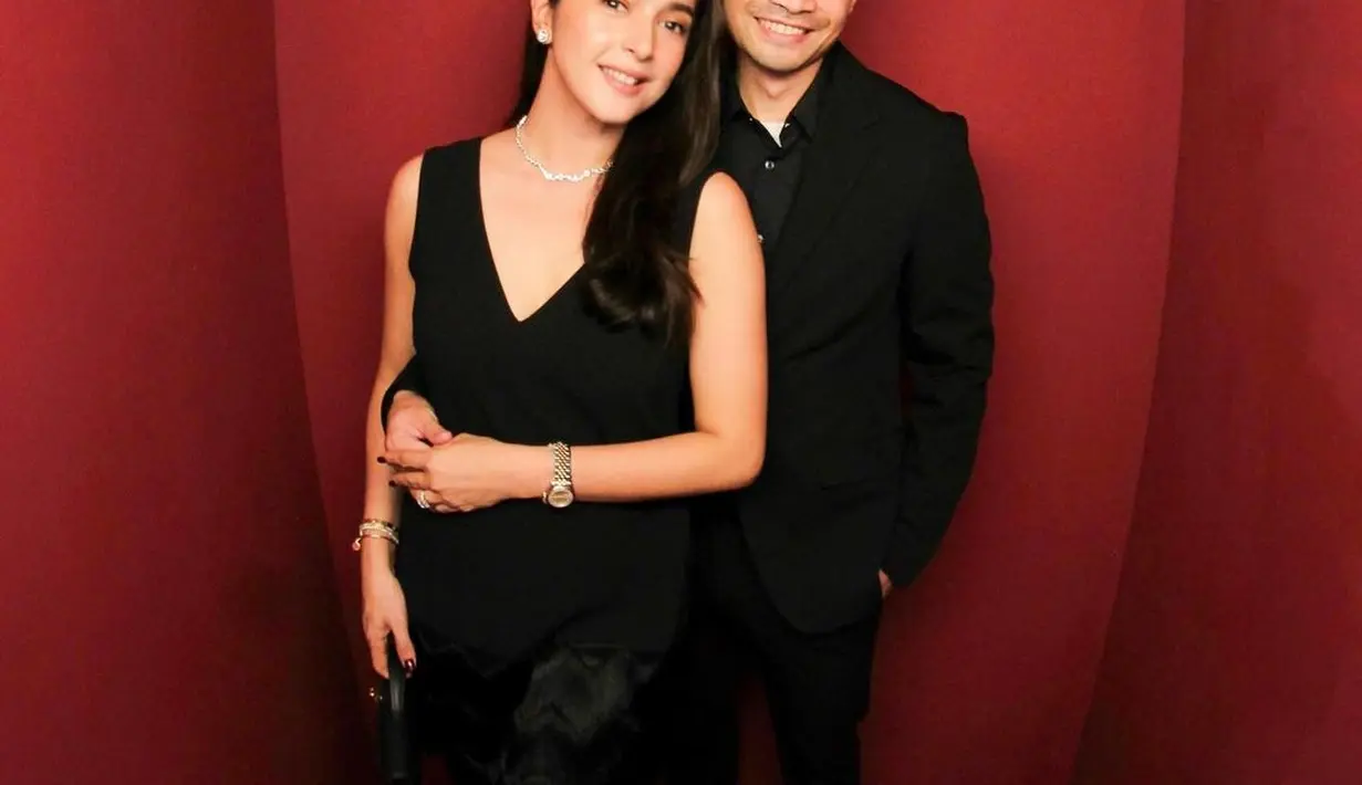 Nabila Syakieb dan sang suami tampil kompak dengan busana serba hitam yang klasik. Nabila kenakan v-neck sleeveless dress dan Reshwara kenakan setelan jas semi formal [@nsyakieb85]