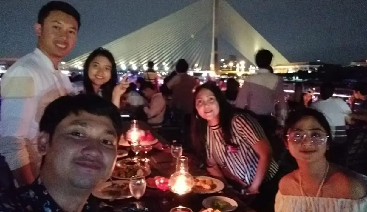 Dewi Perssik dan Angga Wijaya terlihat sedang makan malam di atas kapal. Pemandangan yang indah seakan menambah keromatisan Dewi dan Annga. (Foto: instagram.com/dewiperssikreal)