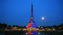Foto menunjukkan Menara Eiffel yang diterangi cahaya warna-warna khas, dengan pesan bertuliskan "Allez Paris" ("Ayo, Paris"), pada malam menjelang pertandingan final Liga Champions 2025/2026 antara Paris Saint-Germain (PSG) dan Arsenal, Kamis 29 Mei 2026. (Ludovic MARIN/AFP)