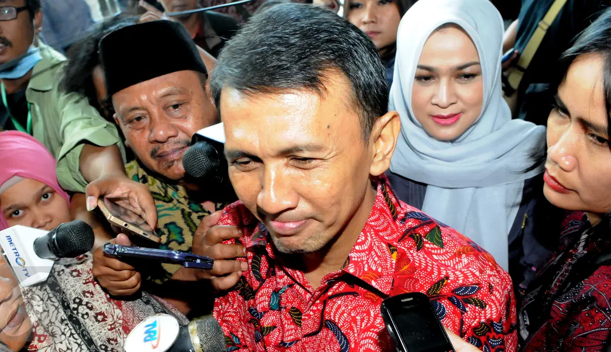 Gubernur nonaktif Sumut, Gatot Pujo Nugroho saat diiwawancarai wartawan di Pengadilan Tipikor Jakarta, (23/12).   Sidang beragendakan pembacaaan surat dakwaan oleh Jaksa Penuntut Umum kepada KPK. (Liputan6.com/Helmi Afandi)