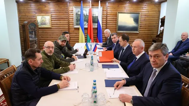 Suasana putaran ketiga negosiasi damai antara delegasi Rusia dan Ukraina di Belovezhskaya Pushcha.