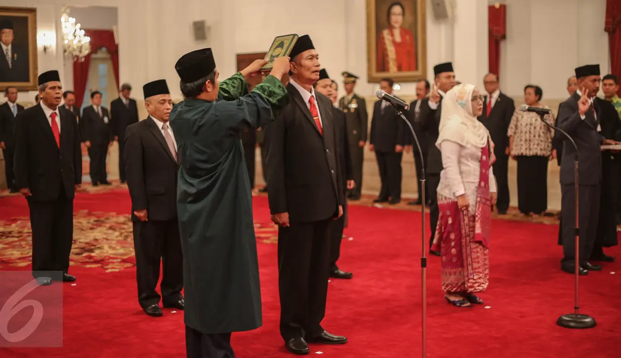 Sembilan anggota Komisi Kejaksaan dengan masa jabatan 2015-2019 mengucapkan sumpah jabatan saat pelantikan yang dipimpin Presiden Jokowi di Istana Merdeka, Jakarta, Kamis (6/7/2015). (Liputan6.com/Faizal Fanani)