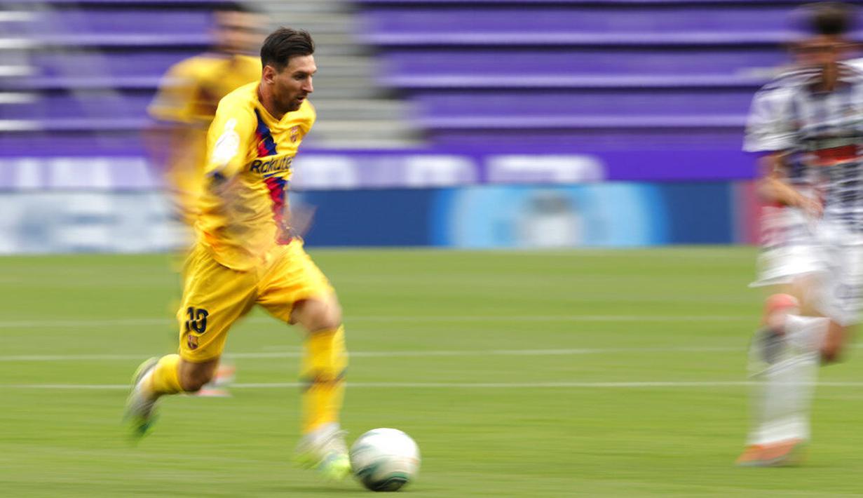 Striker Barcelona, Lionel Messi, menggiring bola saat melawan Real Valladolid pada laga La Liga di Stadion Jose Zorrilla, Sabtu (11/7/2020). Barcelona menang 1-0 atas Real Valladolid. (AP Photo/Manu Fernandez)