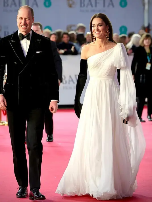 Hadir di acara BAFTA, Kate tampil menawan dengan gaun putih panjang model one shoulder ditambah dengan gloves panjang warna hitam. [@princeandprincessofwales]