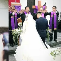 Petra Sihombing dan Firrina Sinatrya menikah [foto: instagram/petra_sihombing/bonzaidecoration_mora]