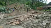 Banjir bandang membawa material lumpur setinggi 50 cm, selain juga batang-batang kayu dan bebatuan dari gunung. Banjir bandang dan longsor menerjang Desa Bambakanini, Kecamatan Pinembani, Kabupaten Donggala. (Liputan6.com/ Heri Susanto)