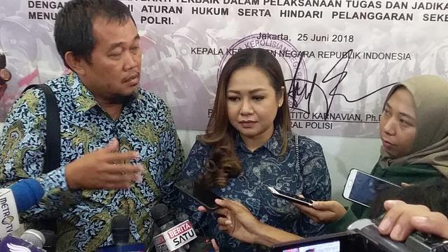Manajer Persibara Banjarnegara, Lasmi Indaryani menyambangi Gedung Mapolda Metro Jaya