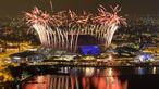 Pesta kembang api mewarnai acara penutupan SEA Games 2015 yang berlangsung di National Stadium, Singapura, Selasa (16/6) malam WIB. (Reuters)