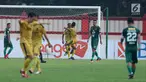 Pemain Bhayangkara FC, Vendry Mofu (tengah) merayakan golnya ke gawang Persebaya pada lanjutan Go-Jek Liga 1 Indonesia bersama Bukalapak di Lapangan PTIK, Jakarta, Rabu (11/7). Babak pertama, Bhayangkara FC unggul 2-1. (Liputan6.com/Helmi Fthriansyah)