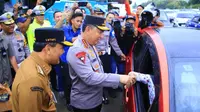 Kapolri Jenderal Listyo Sigit Prabowo menyapa pemudik di Tol Kalikangkung, Jawa Tengah. (Tim News).