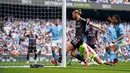 Namun keunggulan ini tak bertahan lama. Tiga menit kemudian Fulham bisa menyamakan skor. Berawal dari sepak pojok Andreas Pereira, bola disundul Raul Jimenez. Ederson Moraes sebenarnya bisa menepis bola, namun langsung disambar oleh Ream. Sehingga papan skor berubah menjadi 1-1. (AP Photo/Dave Thompson)