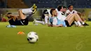 Usai berlatih, beberapa pemain yang tergabung dalam tim Football Legends terlihat melakukan pendinginan di Stadion GBK Jakarta, (6/6/2014). (Liputan6.com/Helmi Fithriansyah)