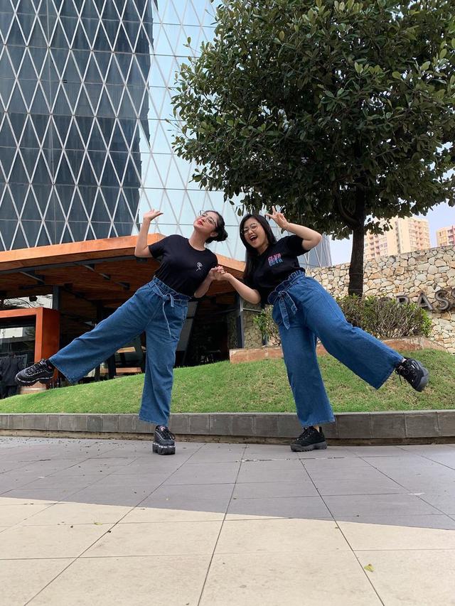 Selalu Kompak, Ini 6 Potret Dewi Persik dan Lebby Wilayati Pakai Baju Kembar