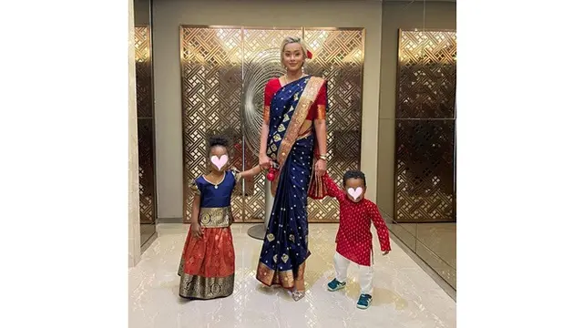 Hadir di Pernikahan Saudara, Ini 6 Potret Kimmy Jayanti Pakai Baju Sari India