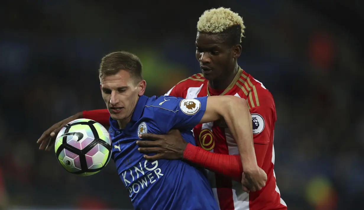 Aksi pemain Leicester City, Marc Albrighton mengamankan bola dari pemain Sunderland, Didier Ibrahim Ndong pada lanjutan Premier League di King Power Stadium, Leicester, Selasa (4/4/ 2017) Waktu setempat. Leicester menang 2-0. (Mike Egerton/PA via AP)