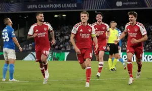 Pemain Arsenal Martin Odegaard (tengah) merayakan gol bersama rekan-rekan setimnya dalam laga Liga Champions antara Napoli vs Arsenal di Naples, Italia, Rabu, 9 September 2026. (AP Photo/Gregorio Borgia)