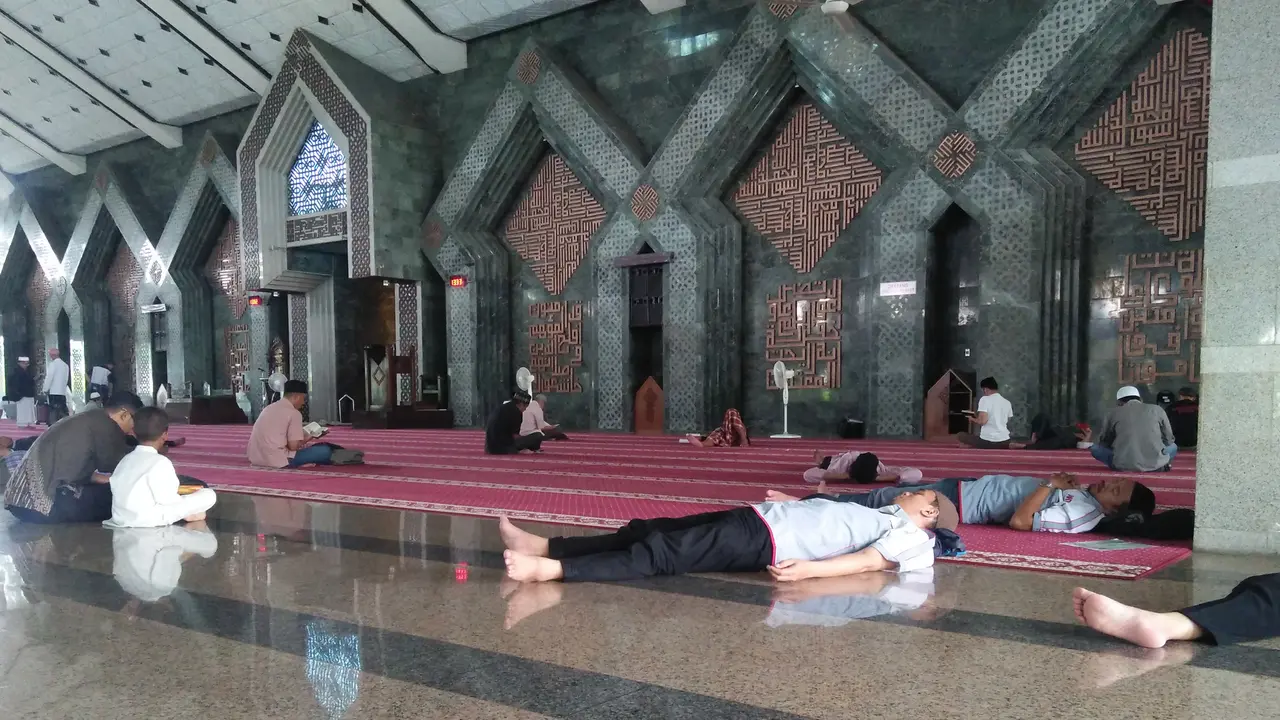 Warga memanfaatkan istirahat di masjid selama berpuasa di bulan Ramadan (Liputan6.com/ Eka Hakim)