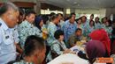 Citizen6, Jakarta: Sebanyak 350 personel militer maupun PNS di lingkungan TNI melakukan donor darah, bertempat di Gedung Aeroklinik Lakespra, Dr. Saryanto TNI AU Jakarta, Selasa (13/11). (Pengirim: Badarudin Bakri).