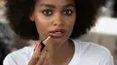 <p>Model @blesnyaminher di belakang layar di acara CHANEL Cruise 2022/23 yang diadakan minggu ini. Menggunakan Dual-Ended Lip Brush N°300, bibir diberi rosy wash dengan Rouge Coco Baume di My Rose. Untuk menciptakan efek yang lebih penuh, Rouge Coco Flash dalam Freeze atau Beat dioleskan ke bagian tengah bibir untuk menambah kilau dan dimensi. (Dok/Chanel).</p>