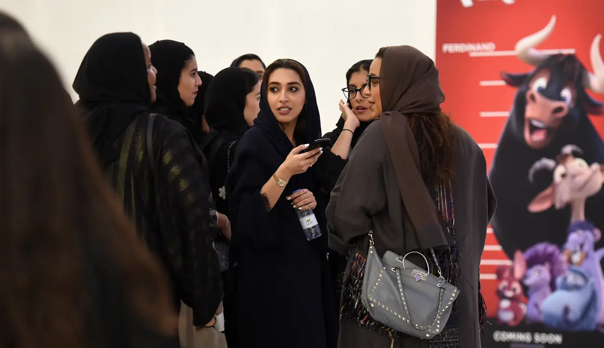Wanita Arab Saudi berkumpul di bioskop di Mal Riyadh Park yang baru dibuka untuk umum, Riyadh (30/4). Kerajaan Saudi pernah mempunyai beberapa bioskop, tetapi para ulama berhasil memaksa pemerintah untuk menutup operasional bioskop. (AFP/Fayez Nureldine)