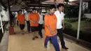 Para tersangka seusai rilis kasus tindak pidana pencucian uang (TPPU) di kantor BNN, Jakarta, Rabu (17/1). BNN membongkar TPPU hasil kejahatan narkoba yang melibatkan Kepala Rutan kelas II B Purworejo berinisial CAS. (Liputan6.com/Arya Manggala)