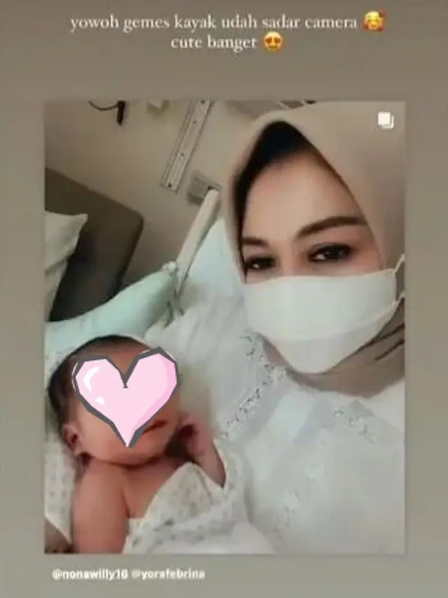 6 Momen Orang Tua Nikita Willy Gendong Baby Izz, Cucu Pertama (sumber: IG/nikitawillyofficial94)