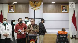 Gubernur Papua Lukas Enembe menggunakan rompi tahanan (kanan) dihadirkan saat rilis KPK di Paviliun Kartika, Rumah Sakit Pusat Angkatan Darat (RSPAD) Gatot Subroto, Jakarta, Selasa (10/1/2023). Lukas Enembe dihadirkan KPK saat rilis terkait kasus dugaan korupsi pemberian gratifikasi proyek infrastruktur di Provinsi Papua. (Liputan6.com/Faizal Fanani)