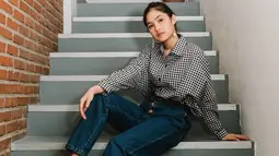 Di beberapa penampilannya, Cut Syifa pun sering mix and match celana denim dengan kemeja ataupun kaus. Meski tampil dengan santai, tak jarang pula wanita kelahiran 18 September 1998 ini menambahkan detail dengan aksesoris. (Liputan6.com/IG/@cutsyifaa)