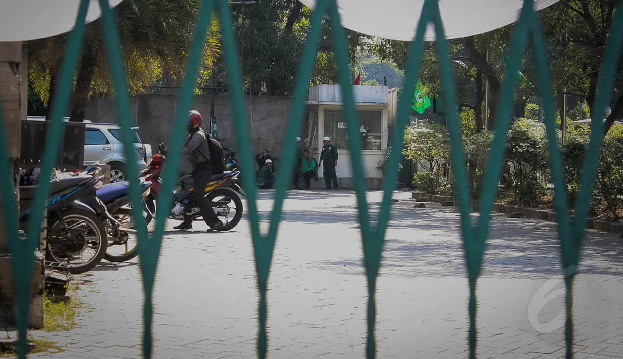 Penjagaan tersebut dilakukan pasca aksi saling pecat pengurus di lingkungan DPP PPP, Jakarta, (17/9/14). (Liputan6.com/Faizal Fanani) 
