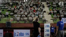 Pelatih dari junior NBA memberikan instruksi saat pelatihan basket antarguru olahraga di GOR Ciracas, Jakarta Timur, Rabu (24/1). Kegiatan pelatihan ini merupakan inisiasi dari Pemprov DKI Jakarta dan Junior NBA. (Liputan6.com/Faizal Fanani)