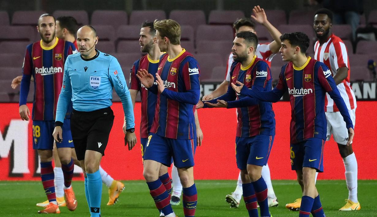 Di kompetisi antarklub Eropa tertinggi itu, Antonio Mateu Lahoz tercatat telah enam kali memimpin pertandingan musim ini. (AFP/Lluis Gene)