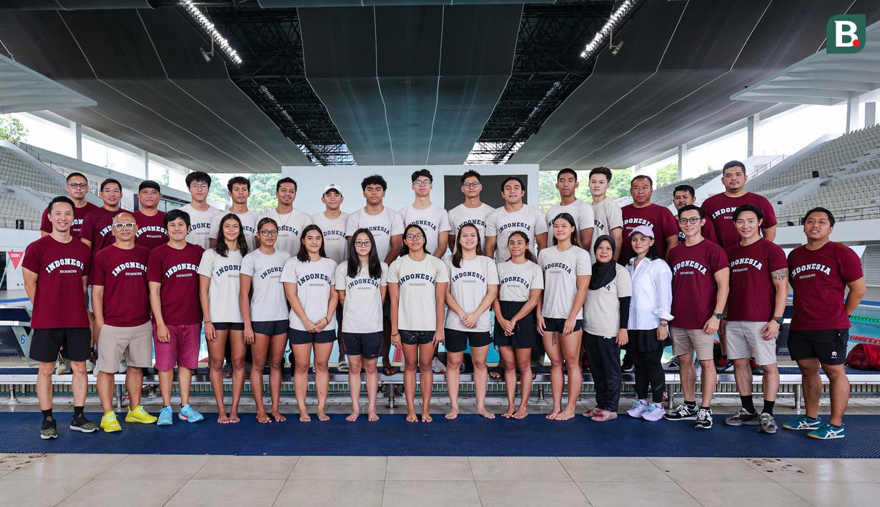 Para atlet akuatik Indonesia yang berhasil terpilih bertanding di SEA Games 2025 bersama dengan jajaran pelatih. (Bola.com/Abdul Aziz)