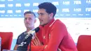 Bek tengah klub divisi Championship Inggris, Ipswich Town, ini kembali dipanggil ke skuad Garuda setelah absen cukup lama. Tampak dalam foto, pelatih Timnas Indonesia, John Herdman (kiri) bersama Elkan Baggott saat memberi keterangan sebelum laga melawan Saint Kitts and Nevis pada ajang FIFA Series 2026 di Media Center Stadion Utama Gelora Bung Karno (SUGBK), Jakarta, Kamis (26/3/2026). (Bola.com/M Iqbal Ichsan)