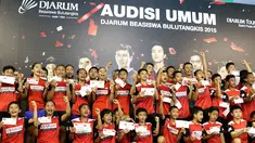 Grand final Audisi Djarum Beasiswa Bulutangkis 2015 meloloskan 46 pebulutangkis U-13 dan U-15 ke tahap karantina. Pengumuman dilaksanakan seusai tes fisik di GOR Djarum, Kudus, Minggu (6/9/2015). (Bola.com/Arief Bagus)