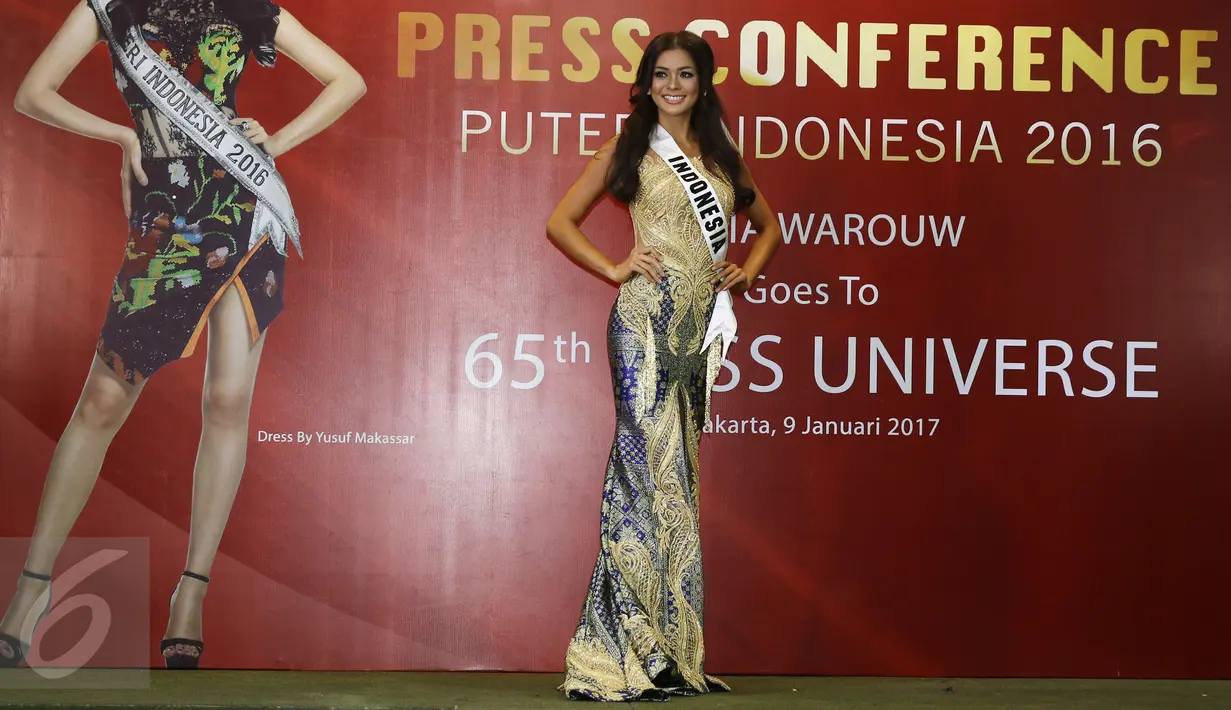 Puteri Indonesia 2016, Kezia Warouw memperkenalkan kostum untuk berlaga di Miss Universe 2016 pada saat jumpa pers jelang keberangkatan Puteri Indonesia ke ajang Miss Universe 2016 di kawasan Pancoran, Jakarta, Senin (9/1). (Liputan6.com/Herman Zakharia)