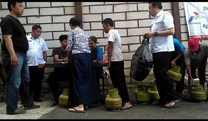 warga mengantre untuk mendapatkan gas elpiji 3 kg yang langka dalam beberapa hari. (Liputan6.com/Achmad Sudarno)