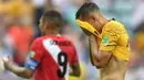 Bek Australia, Trent Sainsbury, tampak kecewa usai dikalahkan Peru pada laga grup C Piala Dunia di Stadion Fisht, Sochi, Selasa (26/6/2018). Peru menang 2-0 atas Australia. (AP/Martin Meissner)