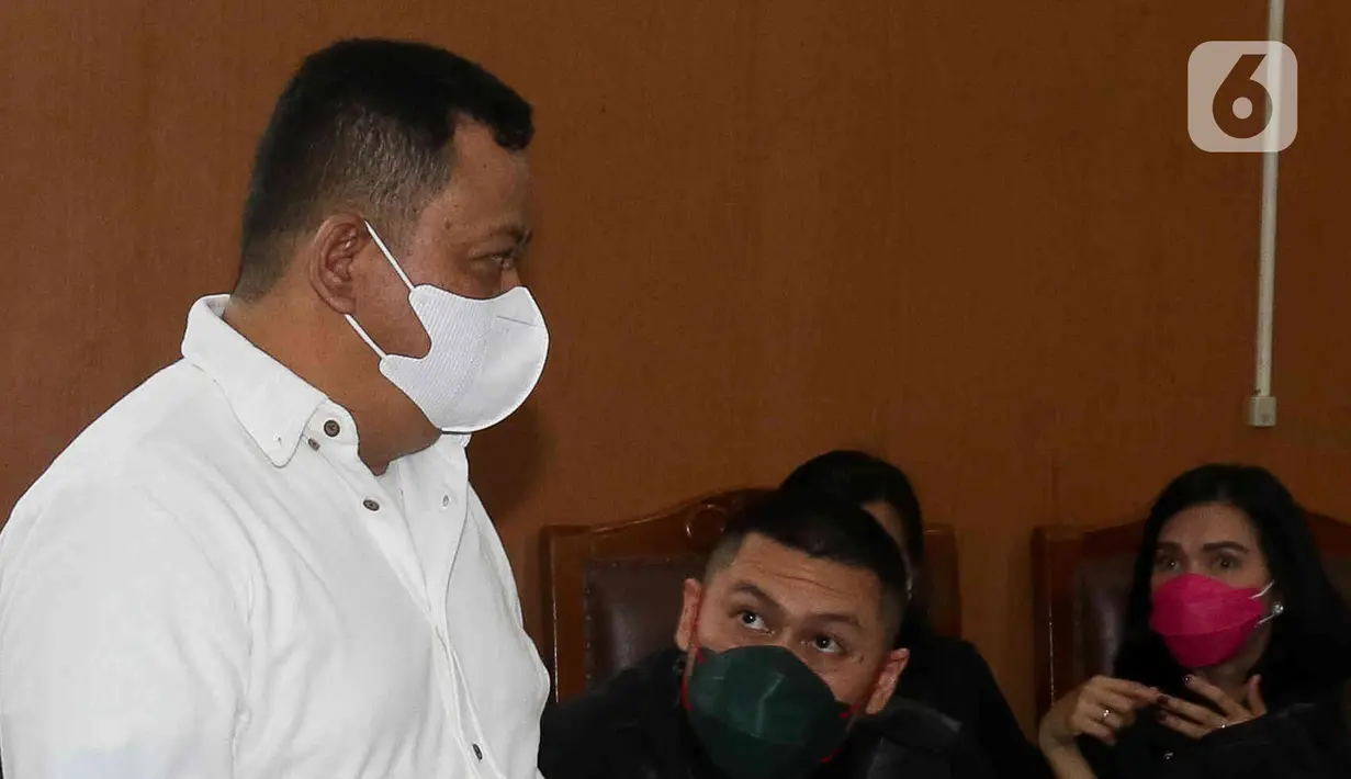 Terdakwa kasus dugaan pembunuhan berencana Brigadir Yosua, Kuat Ma'ruf tiba untuk mengikuti sidang lanjutan di PN Jakarta Selatan,Selasa (14/2/2023). Kuat Maruf dituntut 8 tahun penjara dalam kasus pembunuhan Brigadir Yosua. Jaksa menyebut hal memberatkan bagi Kuat Ma'ruf ialah berbelit-belit dalam persidangan. (Liputan6.com/Herman Zakharia)