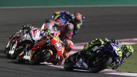 Pebalap Movistar Yamaha, Valentino Rossi memacu motornya pada MotoGP Qatar di Sirkuit Losail, Doha, Minggu (18/3/2018). Dirinya finish ketiga terpaut 0,797 detik dari Andrea Dovizioso dengan catatan waktu 42 menit 34,654 detik. (AFP/Karim Jaafar)