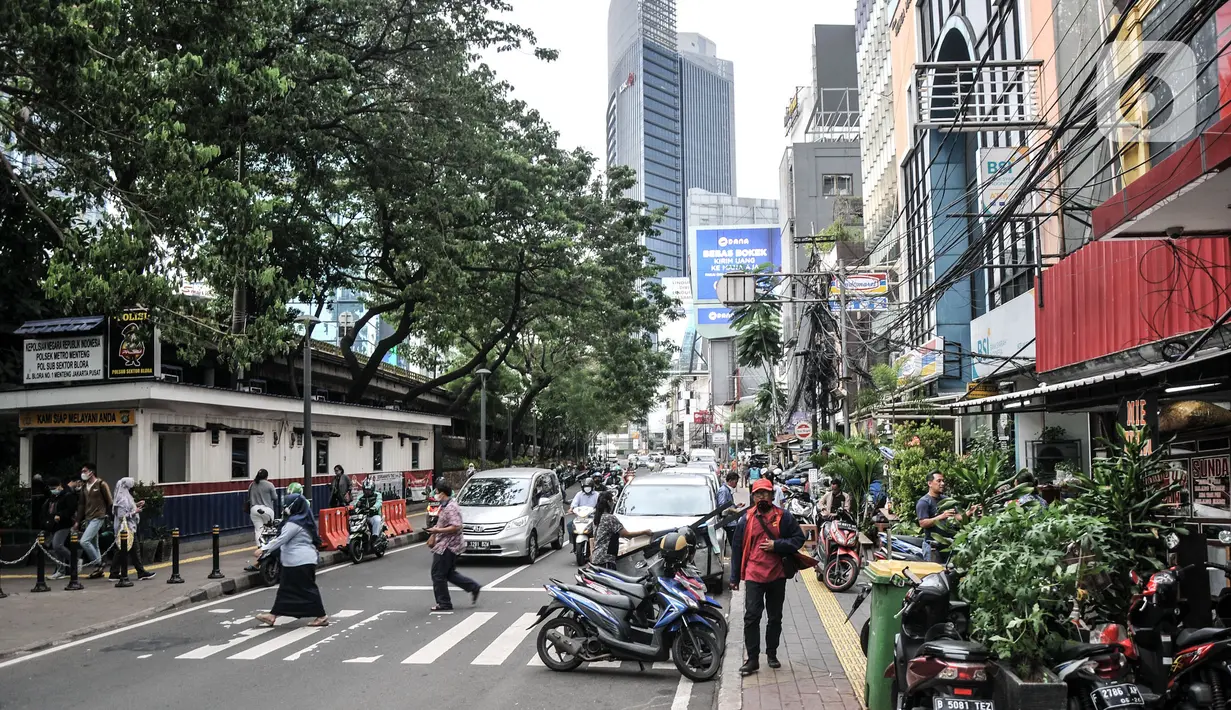 Arus lalu lintas di Jalan Blora, Jakarta, Senin (22/11/2021). Nantinya kawasan LEZ yang berorientasi transit oriented development (TOD) ini akan diprioritaskan untuk pejalan kaki dan kendaraan ramah lingkungan. (merdeka.com/Iqbal S. Nugroho)