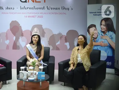 (ki-ka) Moderator Karla Nelwan, Miss Tourism International 2021 Jessy Silana Wongsodiharjo dan Travel Vlogger Jovita Ayu dalam talkhsow dengan Komunitas Indonesian Social Blogpreneuer, di Jakarta (14/3/2022). Talkshow dalam rangka Hari Perempuan Internasional yang diselenggarakan QNET.(Liputan6.com)