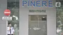 Petugas keamanan berjaga di depan ruang isolasi pasien virus corona atau COVID-19 di Gedung Pinere, RSUP Persahabatan, Jakarta Timur, Rabu (4/3/2020). Sebanyak 10 dari 31 pasien yang menjalani pemantauan dan pengawasan RSUP Persahabatan merupakan pasien rujukan. (merdeka.com/Iqbal Nugroho)
