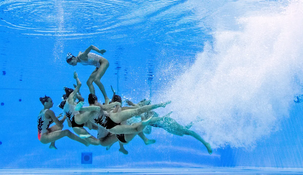 Tim renang Yunani unjuk kebolehan di dalam air pada putaran penyisihan Gaya Bebas Putri kompetisi renang di Kejuaraan Dunia Federasi Renang Dunia FINA 2017 di Budapest, (20/07). (AFP Photo / François-Xavier Marit)