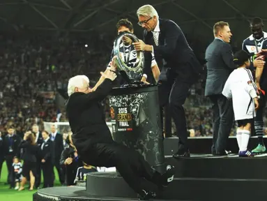 Presiden Asosiasi Sepak Bola Australia (FFA), Frank Lowy, terpeleset dan jatuh dengan kepala menyentuh tanah terlebih dulu saat hendak menyerahkan piala A-League Grand Final 2015 yang dimenangkan oleh Melbourne Victory, Minggu (17/5). (www.twitter.com)