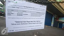 Sebuah pengumuman dipasang di sekitar pertokoan Blok B Tanah Abang, Jakarta, Kamis (7/7). Pertokoan akan kembali buka pada 14 Juli 2016 mendatang. (Liputan6.com/Immanuel Antonius)