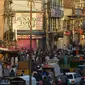 Kemacetan kendaraan di Raja Bazar jelang Hari Raya Idul Fitri, Rawalpindi, Pakistan, Selasa (19/5/2020). Raja Bazar terpantau ramai setelah pemerintah Pakistan melonggarkan lockdown karena pandemi virus corona COVID-19. (Farooq NAEEM/AFP)