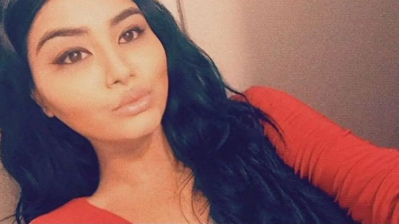 [Bintang] Salah Kirim Foto ke Grup Chat Keluarga, Perempuan Ini Langsung Dibawa ke Psikiater