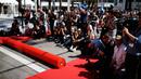 Fotografer menunggu pemasangan karpet merah di depan pintu masuk utama jelang upacara pembukaan Festival Film Cannes 2019 di Cannes, Prancis, Selasa (14/5/2019). Festival Film Cannes tahun ini memasuki gelaran ke-72. (REUTERS/Stephane Mahe)