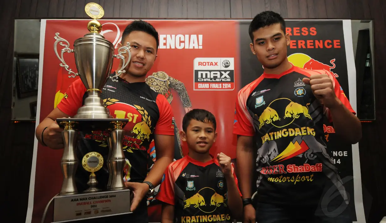 Pegokart Indonesia, Senna Noor kembali berlaga di Rotax Max Challenge Grand Finals 2014 di Valencia, Spanyol. Tampak Senna (kiri) bersama Segio Noor dan Shaquille Rekardianto (kanan) saat jumpa pers di Jakarta (20/11). (Liputan6.com/Helmi Fithriansyah)