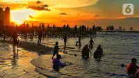 Wisatawan menikmati liburan di pantai di kawasan Ancol, Jakarta, Minggu (8/1/2023). Saat ini kinerja sektor pariwisata dan ekonomi kreatif pada 2023 dihadapkan dengan target yang cukup tinggi. Kunjungan wisman diharapkan mencapai angka 7,4 juta dan wisatawan nusantara mencapai 1,2-1,4 miliar pergerakan. (Liputan6.com/Angga Yuniar)